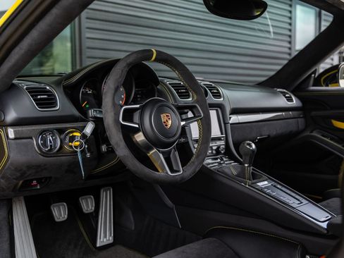 Certified 2016 Porsche Cayman GT4 RWD image 4