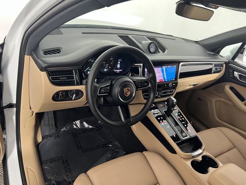 Certified 2026 Porsche Macan AWD/4WD image 4