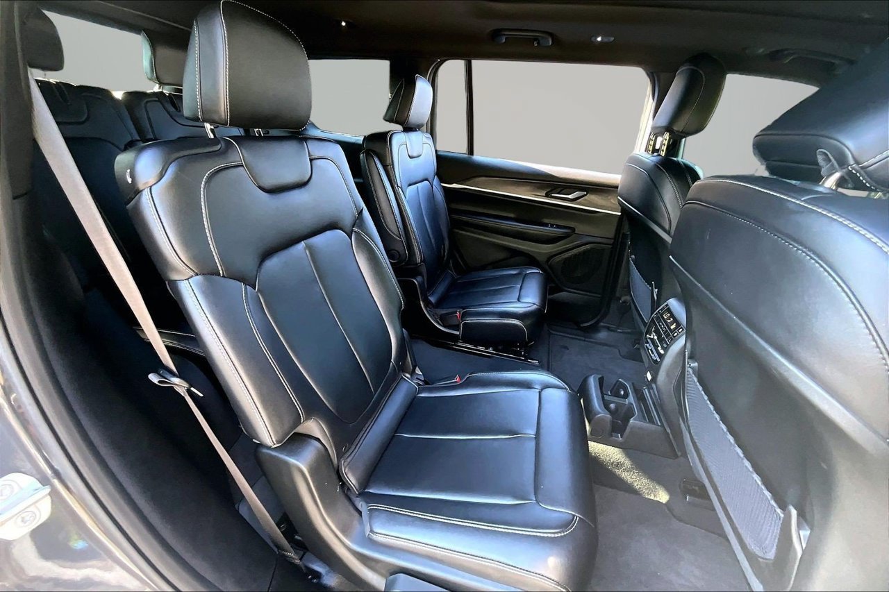Used 2025 Jeep Grand Cherokee L Limited w/ Black Appearance Package AWD/4WD image 23