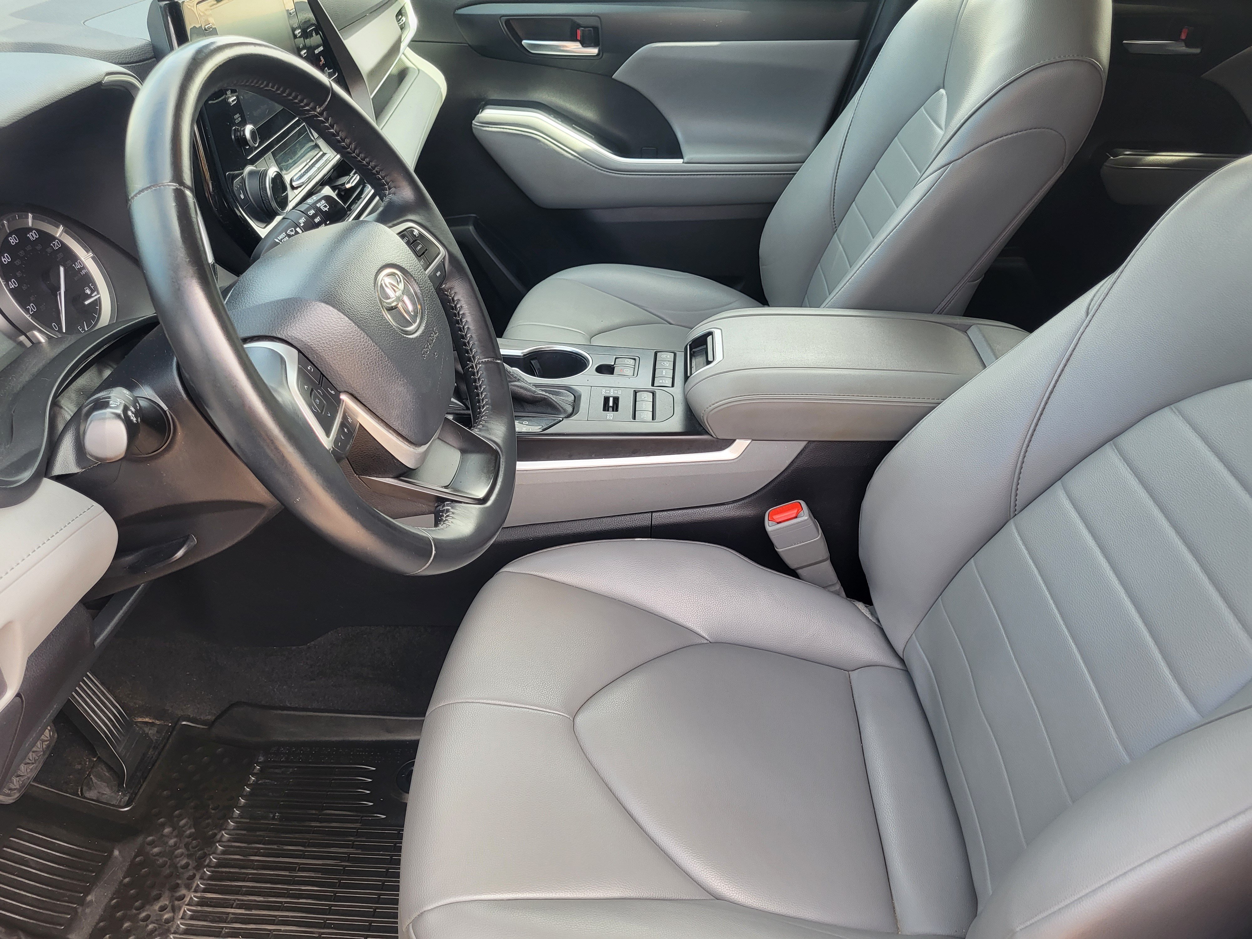 Used 2022 Toyota Highlander XLE AWD/4WD image 10