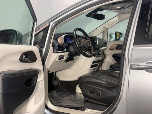 Used 2018 Chrysler Pacifica Touring-L w/ Premium Audio Group FWD image 13