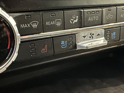 Used 2023 Ford F150 Lariat w/ Trailer Tow Package image 33