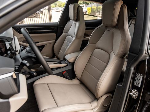 Certified 2025 Porsche Macan 4 Electric image 5