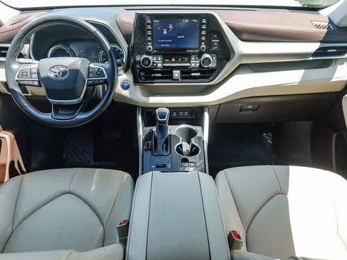 Used 2022 Toyota Highlander XLE FWD image 11