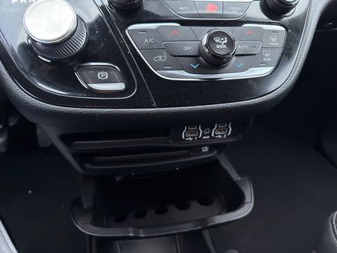 Used 2022 Chrysler Pacifica Touring-L w/ Uconnect Theater Family Group image 21