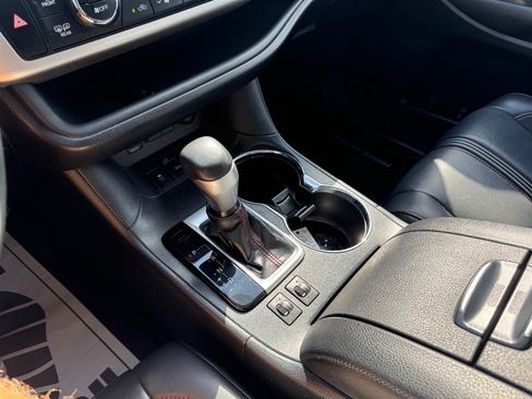 Used 2019 Toyota Highlander SE AWD/4WD image 17