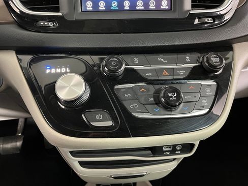 Used 2019 Chrysler Pacifica Touring Plus image 22