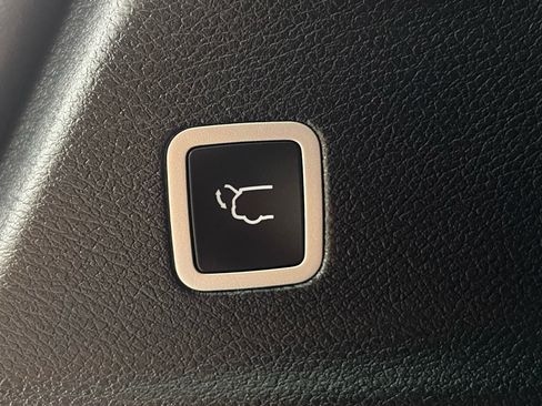 Used 2025 Chrysler Pacifica Select FWD image 12
