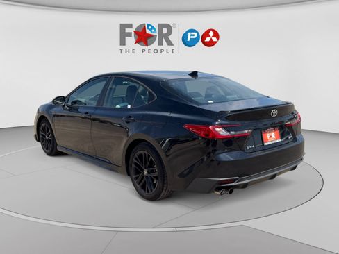 Used 2025 Toyota Camry SE FWD image 3