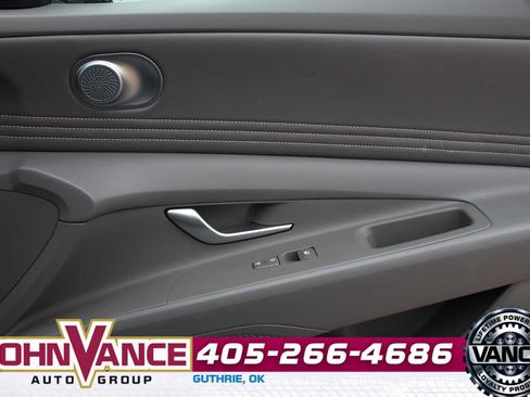 Used 2025 Hyundai Elantra SEL image 12