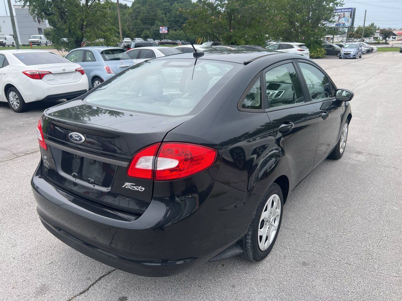 Used 2013 Ford Fiesta SE FWD image 6