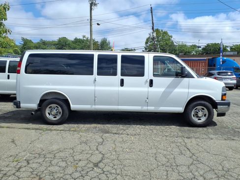 Used 2025 Chevrolet Express 3500 LT w/ LT Preferred Equipment Group RWD image 8