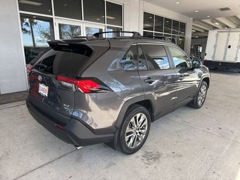 Used 2022 Toyota RAV4 XLE Premium image 4