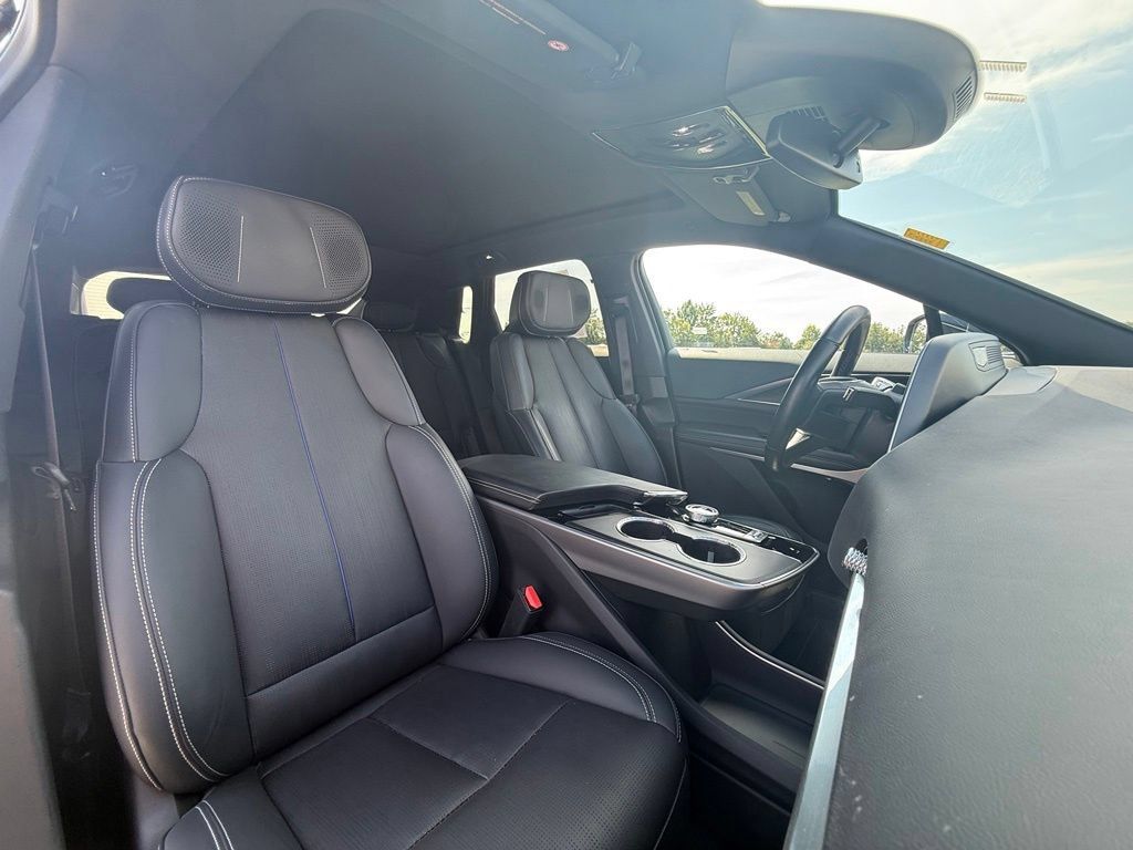 Certified 2024 Cadillac Lyriq Luxury AWD/4WD image 32