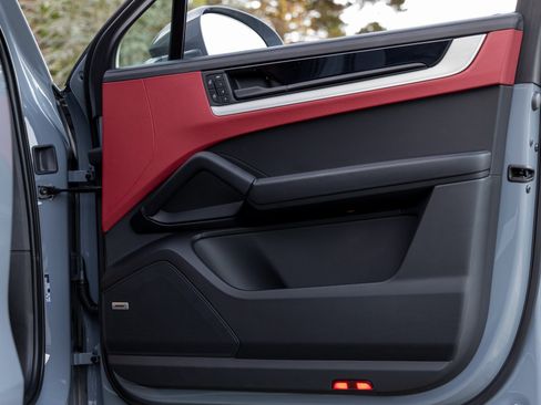 Certified 2025 Porsche Cayenne S image 49