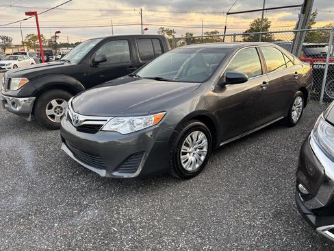 Used 2013 Toyota Camry LE image 3