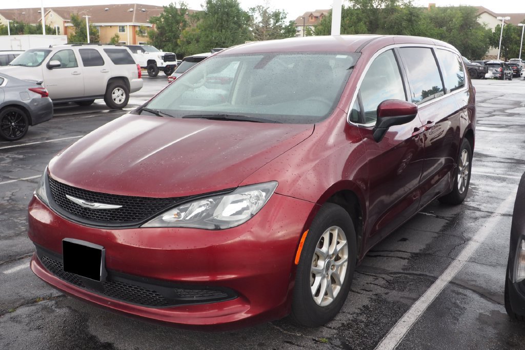 Used 2022 Chrysler Voyager LX FWD image 1