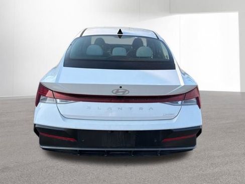 Used 2024 Hyundai Elantra Limited image 4