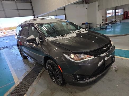 Used 2020 Chrysler Pacifica Touring-L image 5