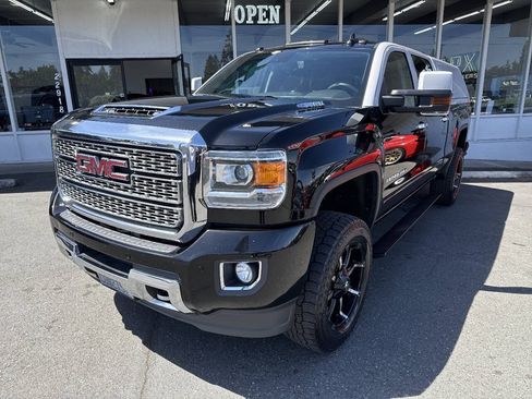 Used 2019 GMC Sierra 2500 Denali w/ Duramax Plus Package AWD/4WD image 1