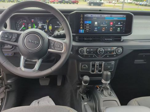 Used 2025 Jeep Wrangler Unlimited Sahara AWD/4WD image 33