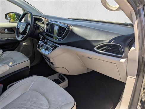 Used 2018 Chrysler Pacifica L FWD image 20