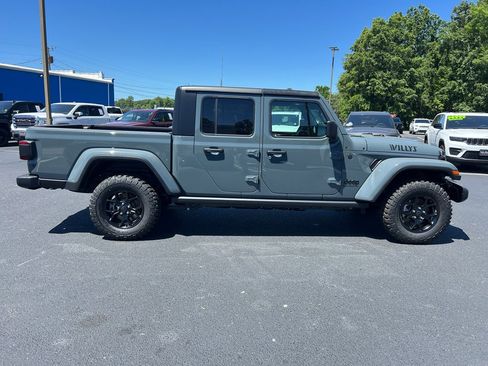 New 2025 Jeep Gladiator Sport image 2