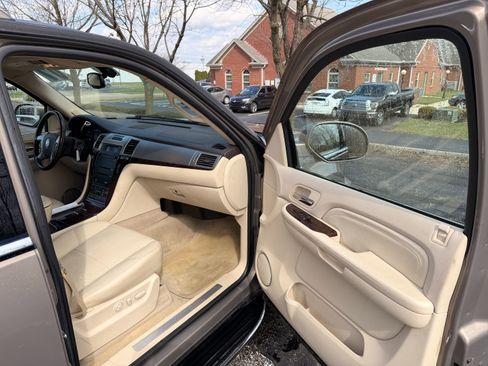 Used 2007 Cadillac Escalade ESV AWD w/ Climate Package image 13