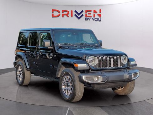 Used 2025 Jeep Wrangler Unlimited Sahara AWD/4WD image 7