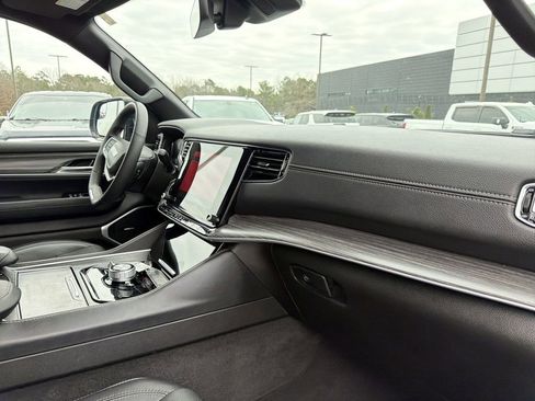 Used 2024 Jeep Wagoneer L Series II w/ Flexible Seating Group image 17