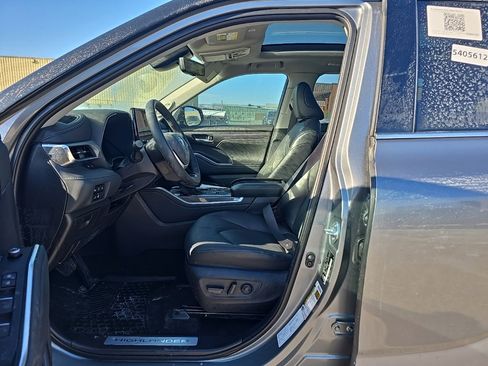 Used 2025 Toyota Highlander Platinum image 7