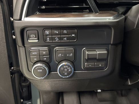 Used 2025 Chevrolet Suburban Z71 w/ Comfort Package AWD/4WD image 25
