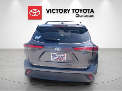Used 2022 Toyota Highlander XLE AWD/4WD image 6