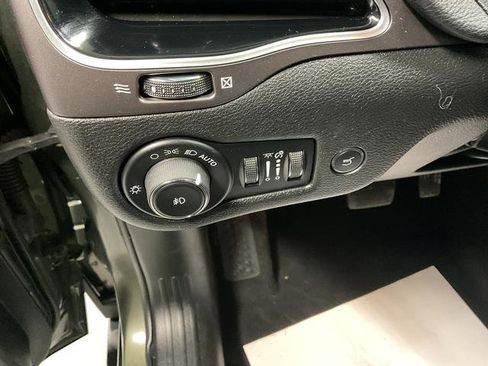 Used 2020 Jeep Cherokee Limited image 11