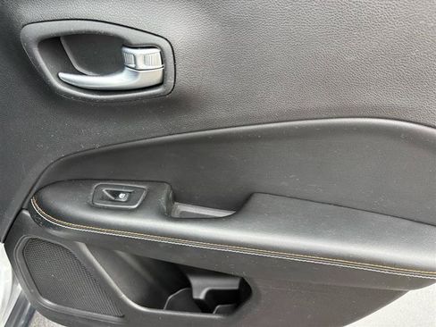 Used 2018 Jeep Compass Latitude w/ Popular Equipment Group FWD image 21