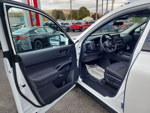 New 2025 Nissan Pathfinder SV image 10