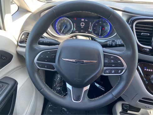 Used 2024 Chrysler Pacifica Touring-L FWD image 22