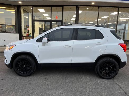 Used 2020 Chevrolet Trax LT w/ LT Convenience Package AWD/4WD image 2