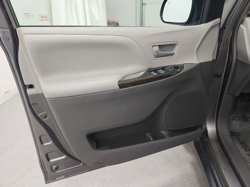 Used 2018 Toyota Sienna XLE image 11