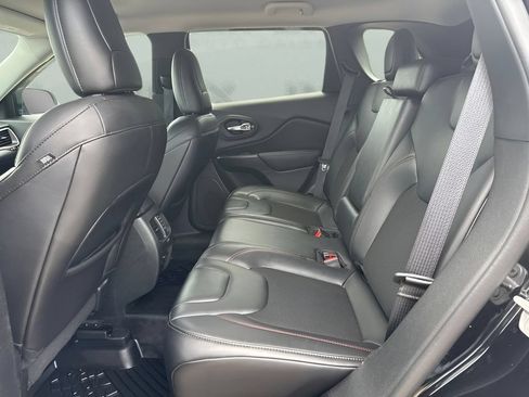 Used 2021 Jeep Cherokee Trailhawk AWD/4WD image 11
