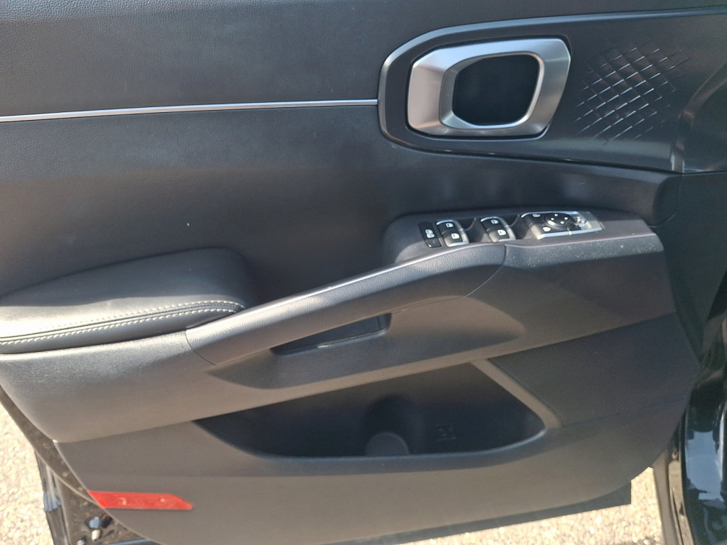 Used 2023 Kia Sorento LX FWD image 21