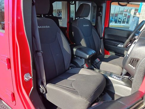 Used 2018 Jeep Wrangler Unlimited Sahara w/ Connectivity Group image 20