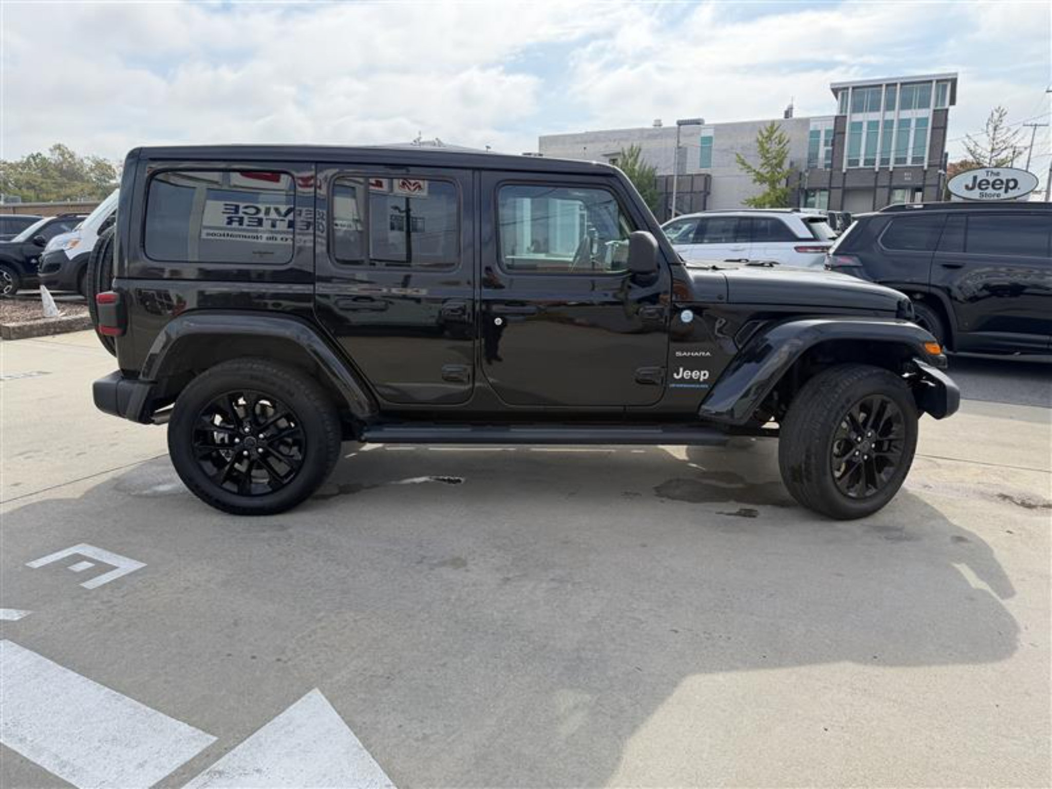 Used 2024 Jeep Wrangler Unlimited Sahara w/ Technology Group AWD/4WD image 9