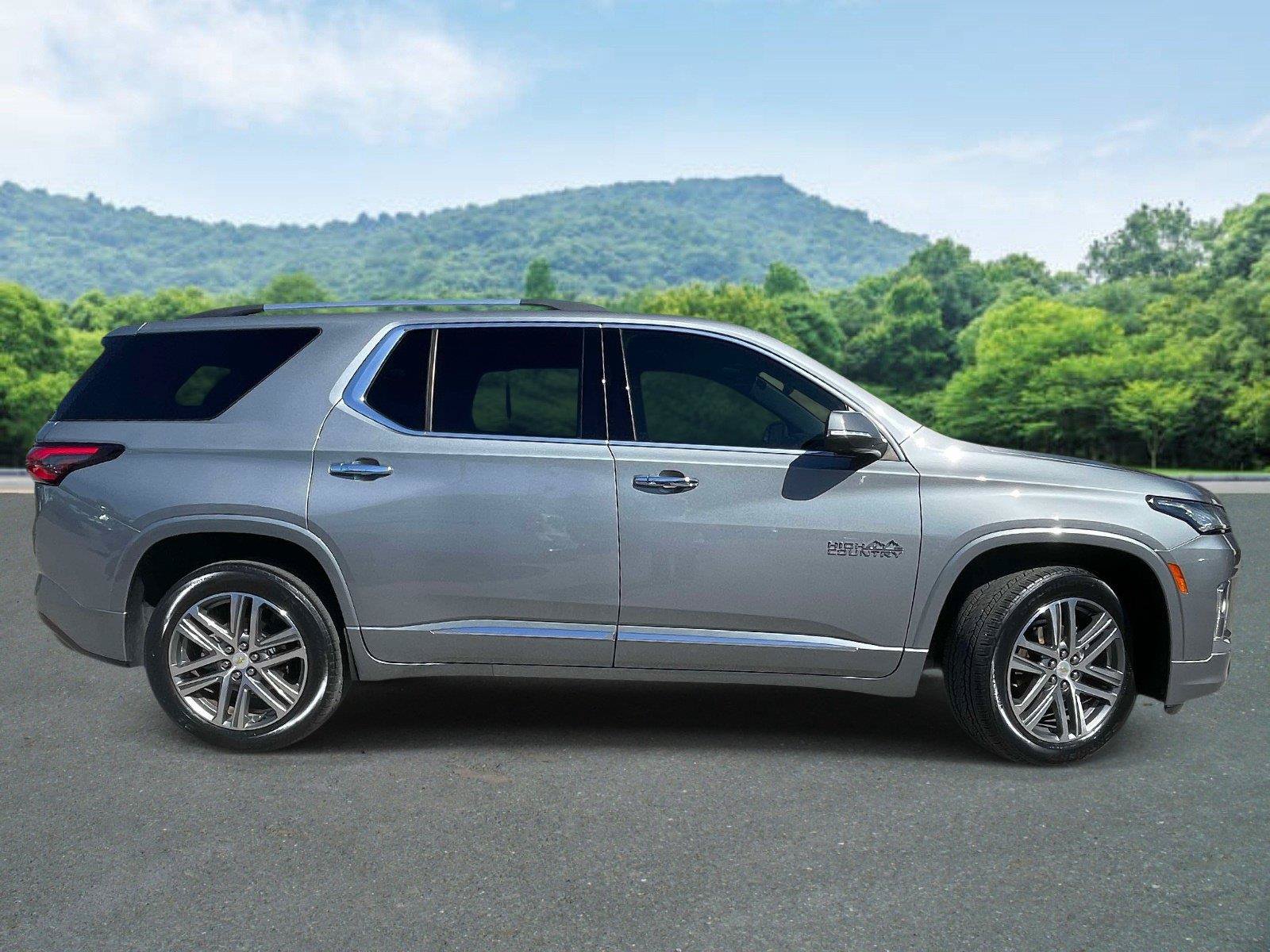 Used 2023 Chevrolet Traverse High Country FWD image 2