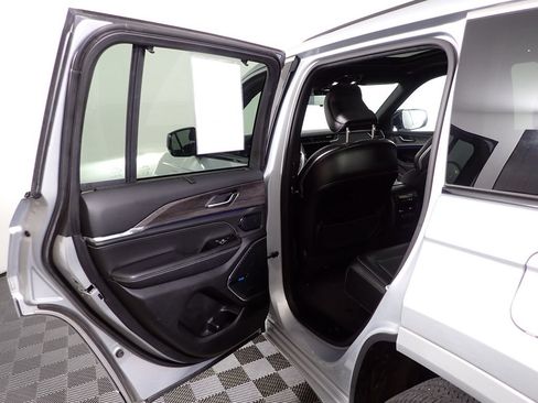 Used 2022 Jeep Grand Cherokee Overland w/ Luxury Tech Group IV AWD/4WD image 36