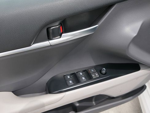 Used 2018 Toyota Camry SE image 15