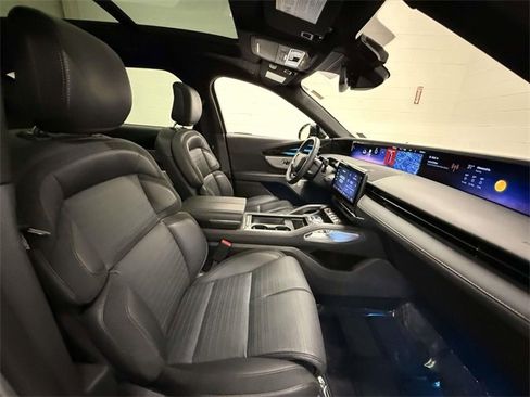 Used 2025 Lincoln Nautilus Reserve image 14