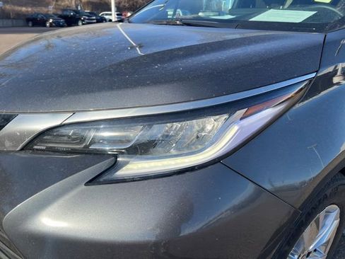 Used 2025 Toyota Sienna Limited image 10