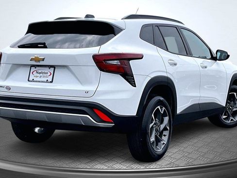 Used 2025 Chevrolet Trax LT image 2