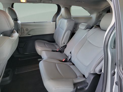 Used 2023 Toyota Sienna XLE image 21